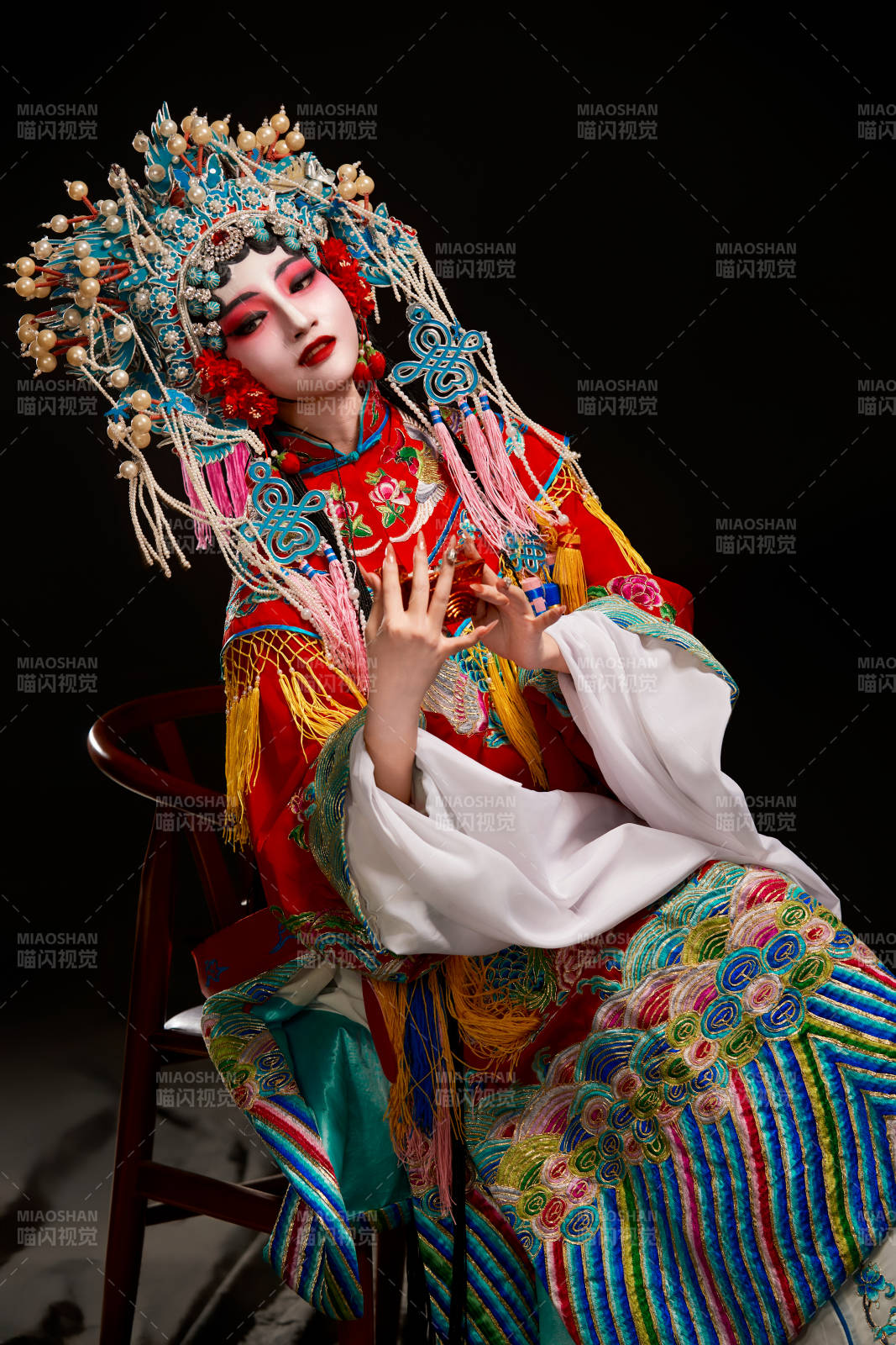 装扮国粹京剧贵妃醉酒角色形象的中国少女图片