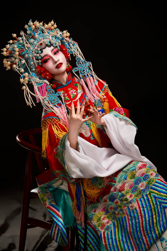 装扮国粹京剧贵妃醉酒角色形象的中国少女图片