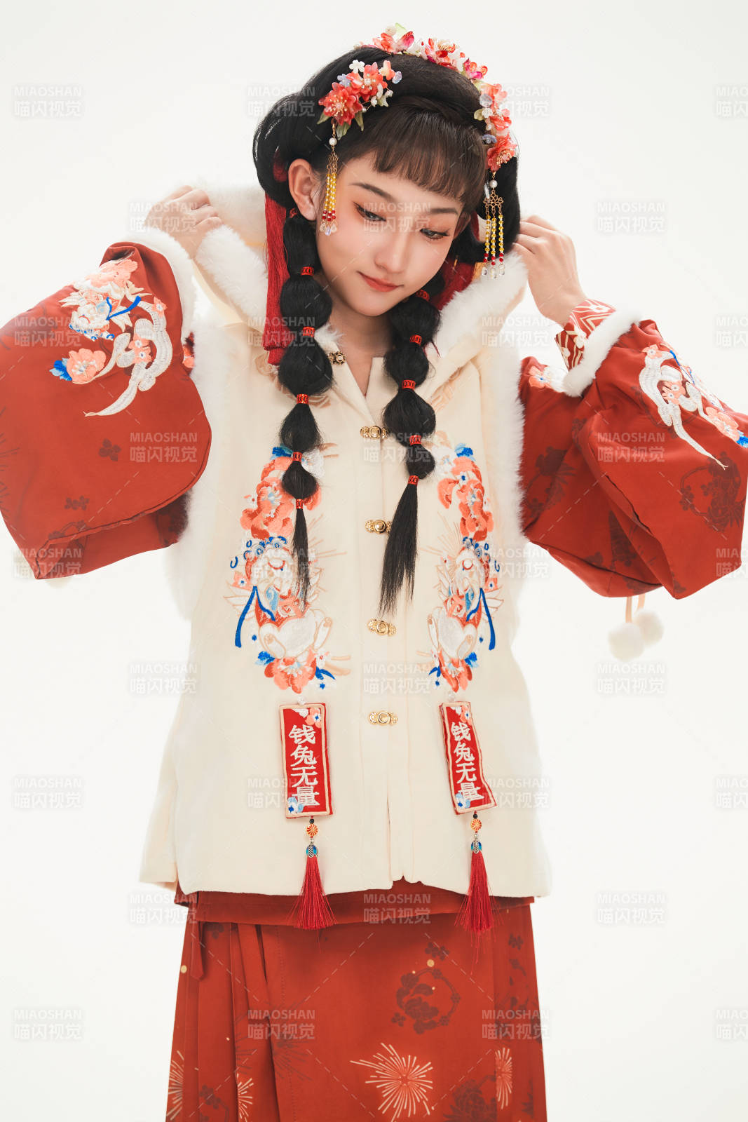 白色背景下身穿喜庆中式汉服的可爱少女图片