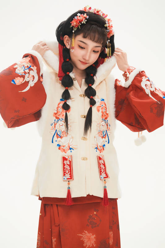 白色背景下身穿喜庆中式汉服的可爱少女图片