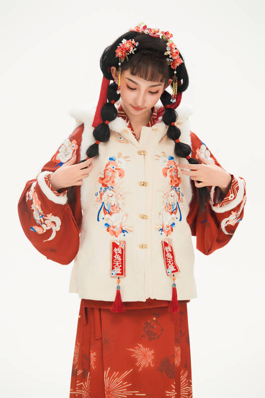 白色背景下身穿喜庆中式汉服的可爱少女图片