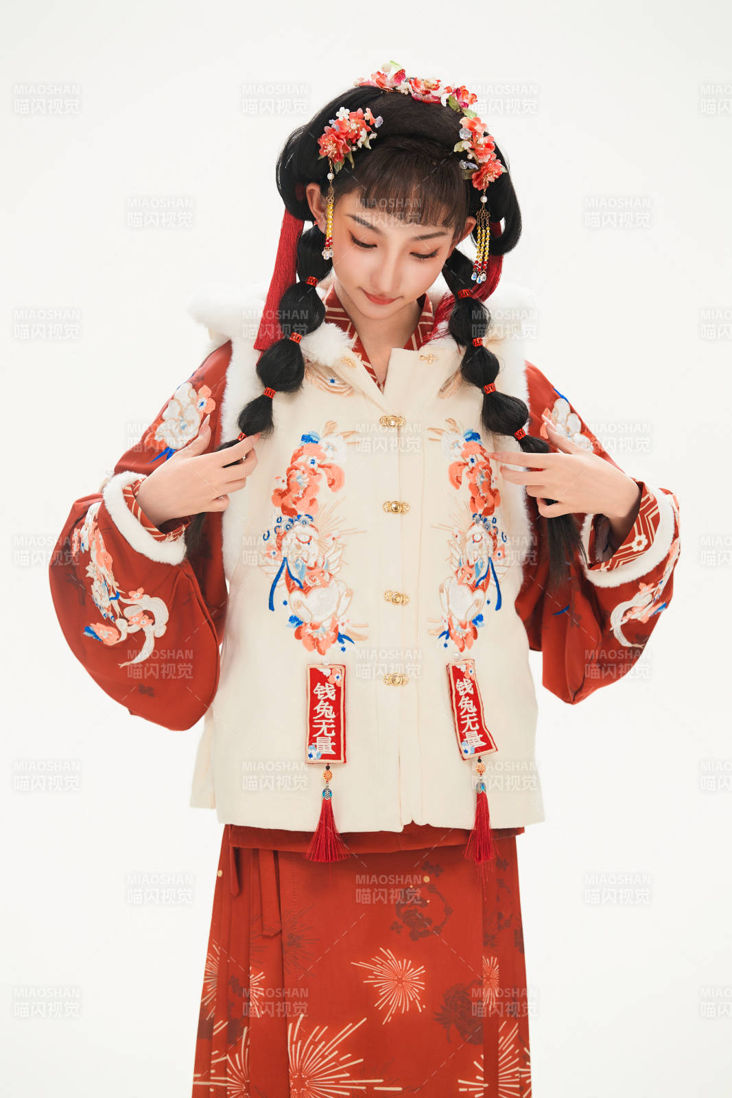 白色背景下身穿喜庆中式汉服的可爱少女图片