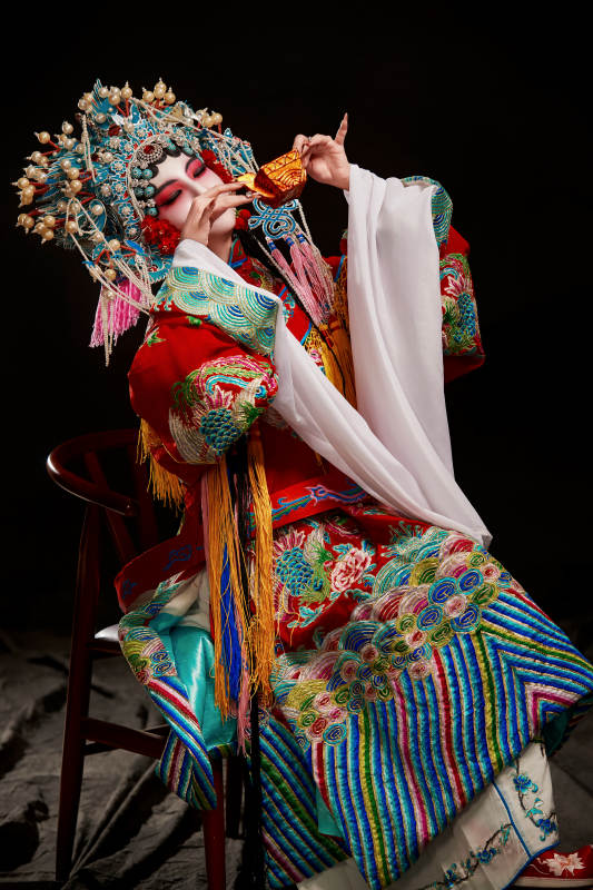 装扮国粹京剧贵妃醉酒角色形象的中国少女图片