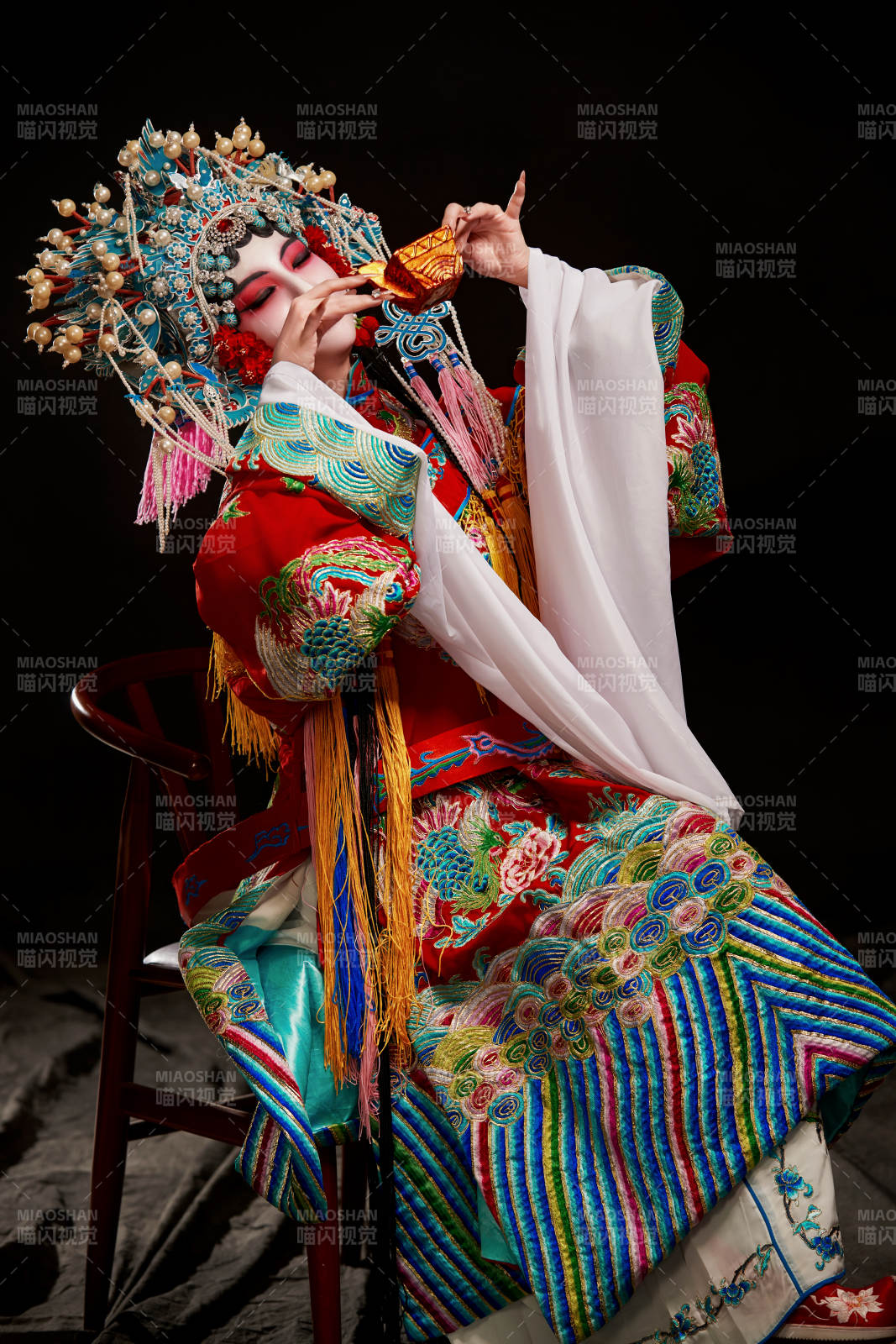 装扮国粹京剧贵妃醉酒角色形象的中国少女图片