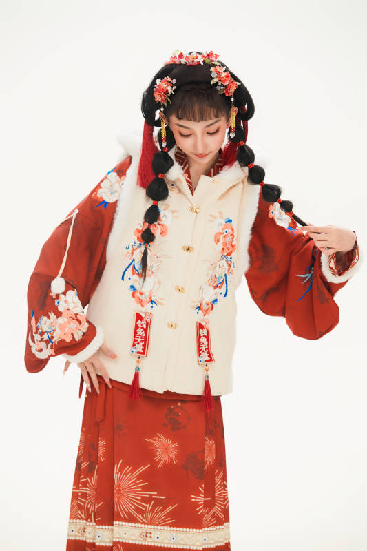 白色背景下身穿喜庆中式汉服的可爱少女图片