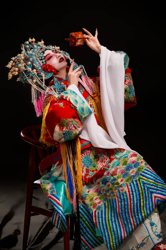 装扮国粹京剧贵妃醉酒角色形象的中国少女图片