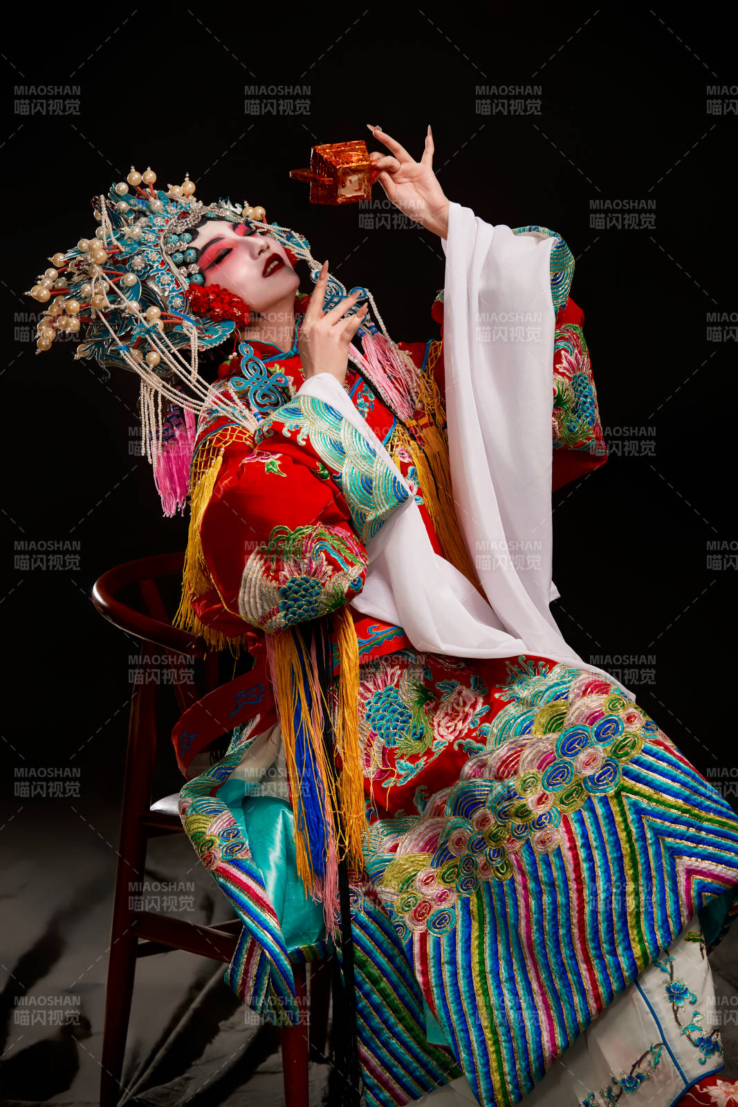 装扮国粹京剧贵妃醉酒角色形象的中国少女图片