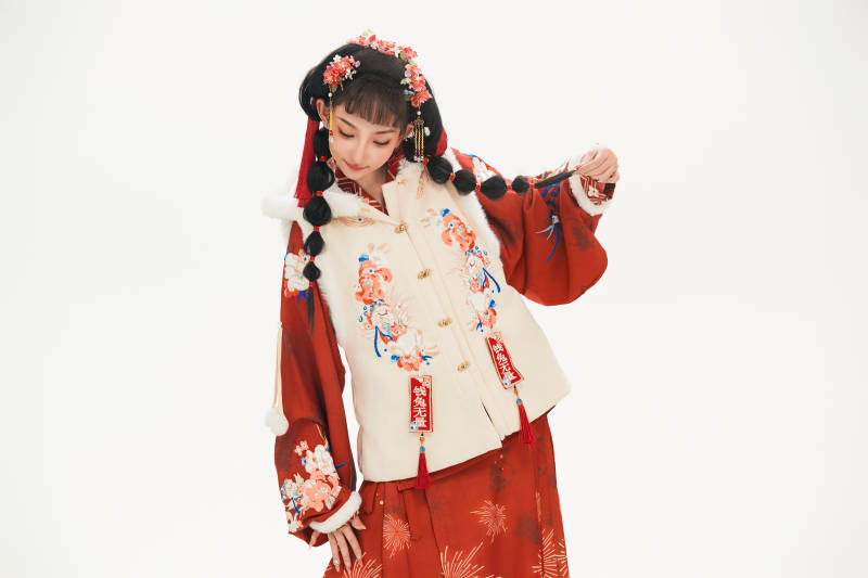 白色背景下身穿喜庆中式汉服的可爱少女图片