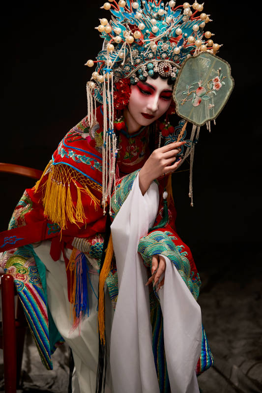 装扮国粹京剧贵妃醉酒角色形象的中国少女图片