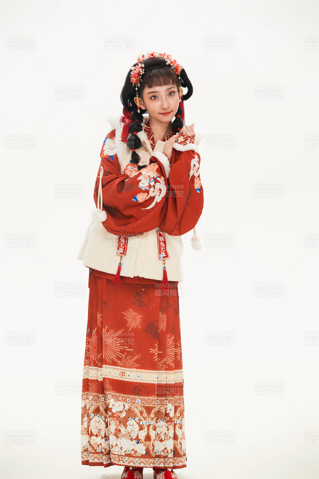 白色背景下身穿喜庆中式汉服的可爱少女图片