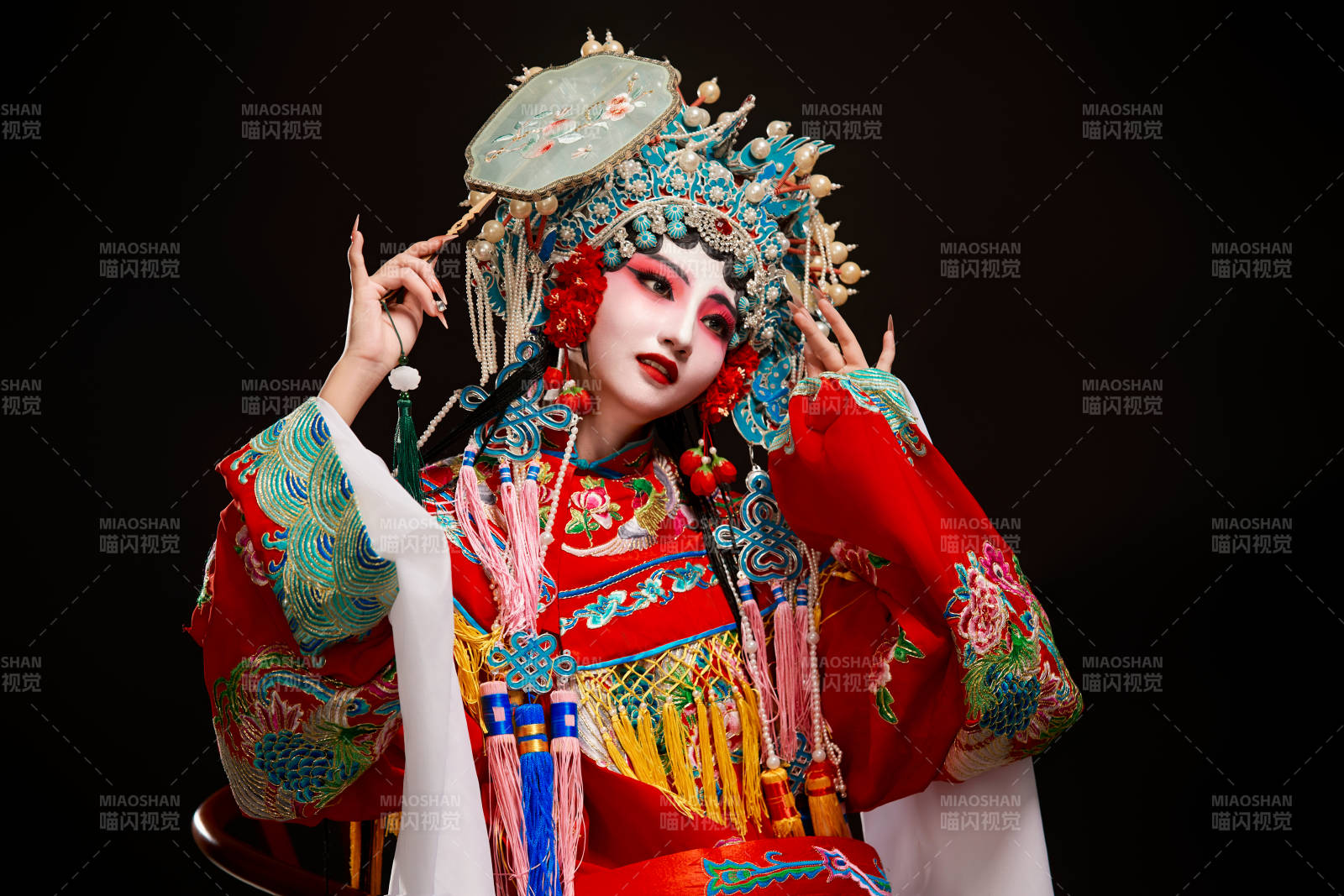 装扮国粹京剧贵妃醉酒角色形象的中国少女图片