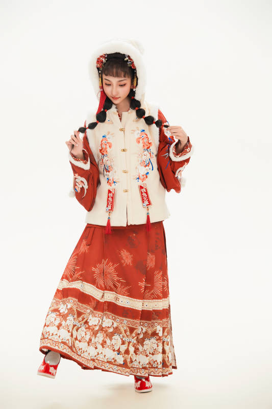 白色背景下身穿喜庆中式汉服的可爱少女图片