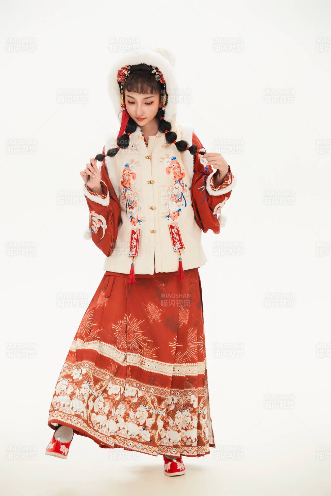 白色背景下身穿喜庆中式汉服的可爱少女图片