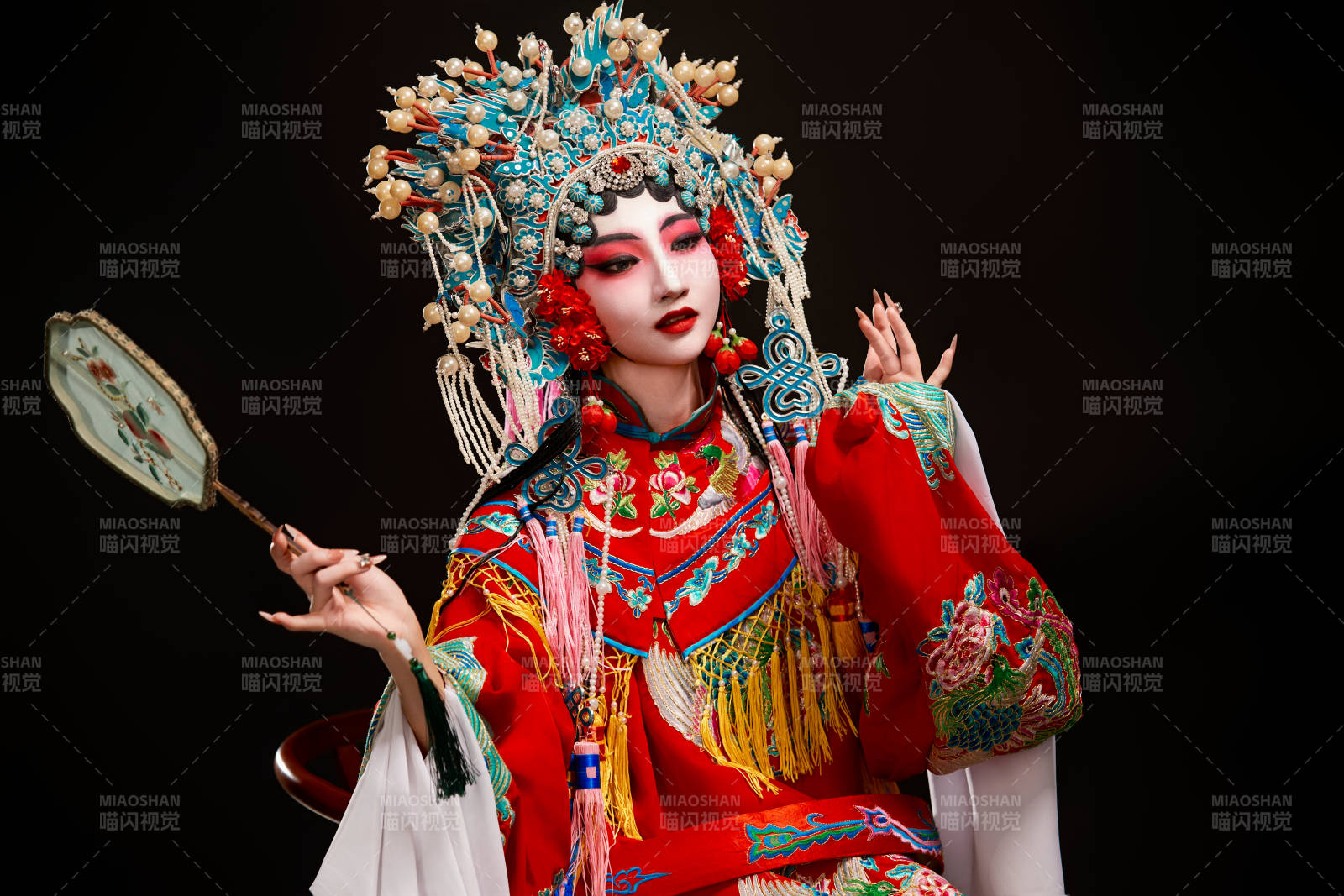 装扮国粹京剧贵妃醉酒角色形象的中国少女图片