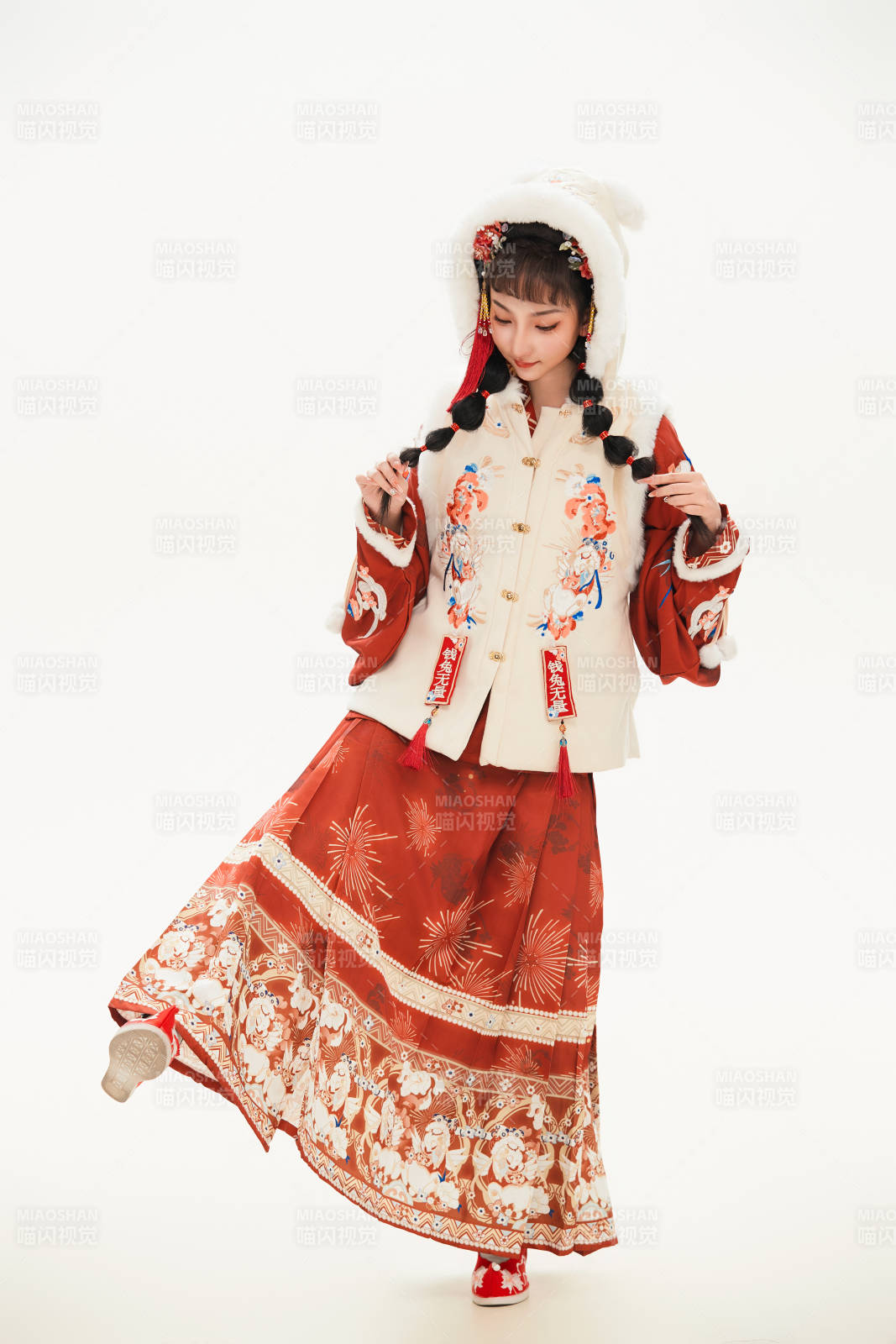 白色背景下身穿喜庆中式汉服的可爱少女图片