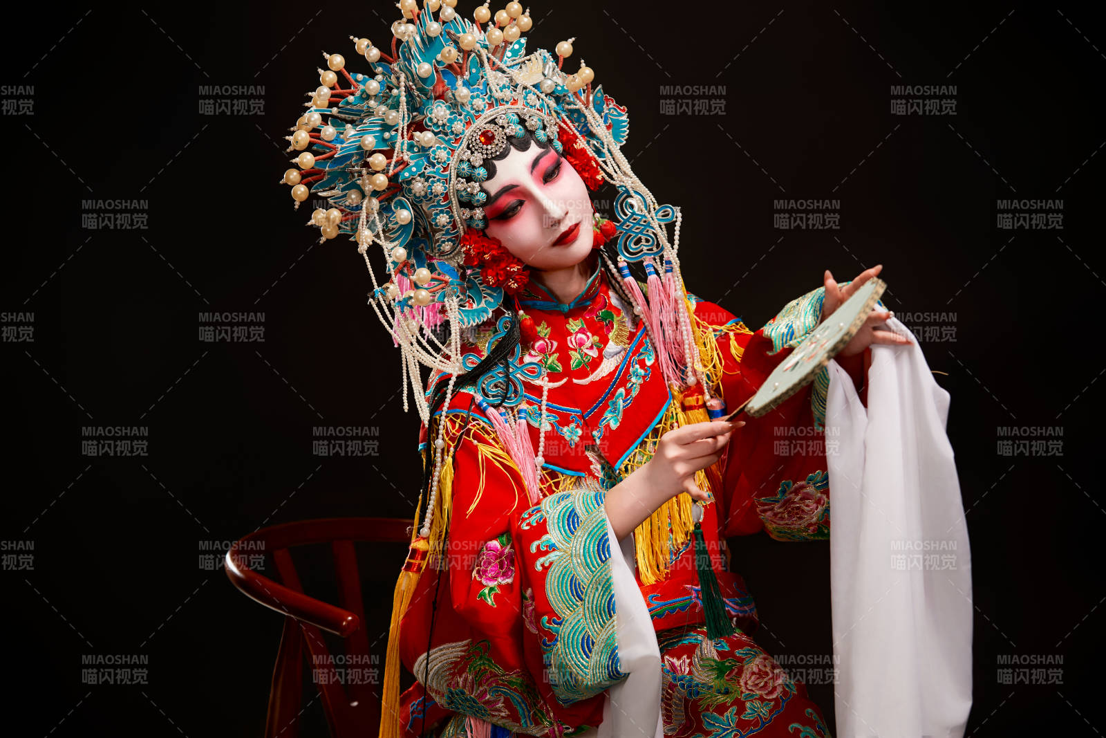 装扮国粹京剧贵妃醉酒角色形象的中国少女图片