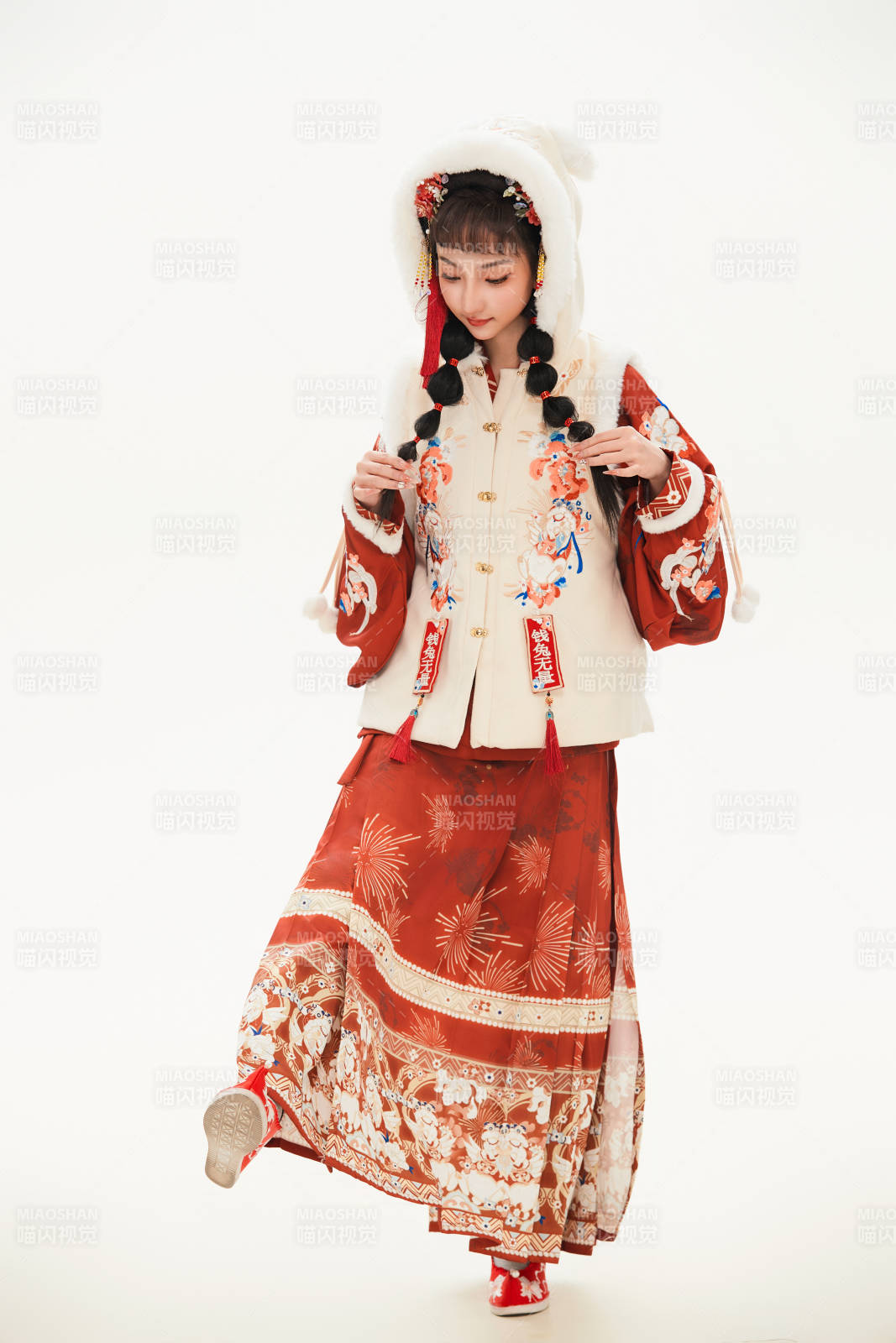 白色背景下身穿喜庆中式汉服的可爱少女图片