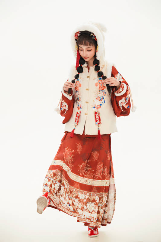 白色背景下身穿喜庆中式汉服的可爱少女图片