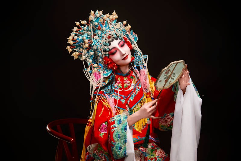 装扮国粹京剧贵妃醉酒角色形象的中国少女图片