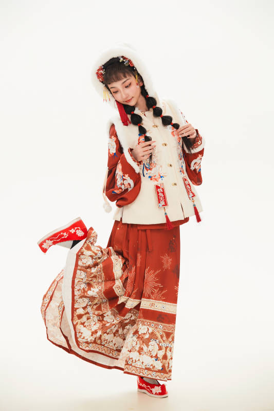 白色背景下身穿喜庆中式汉服的可爱少女图片