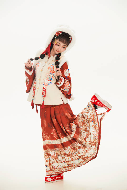 白色背景下身穿喜庆中式汉服的可爱少女图片