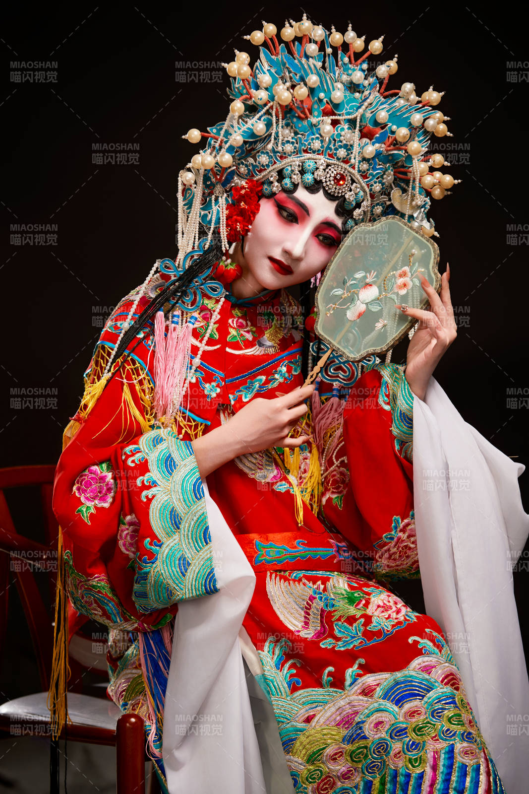 装扮国粹京剧贵妃醉酒角色形象的中国少女图片