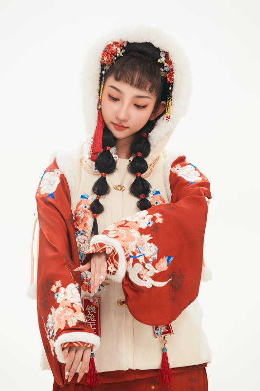 白色背景下身穿喜庆中式汉服的可爱少女图片