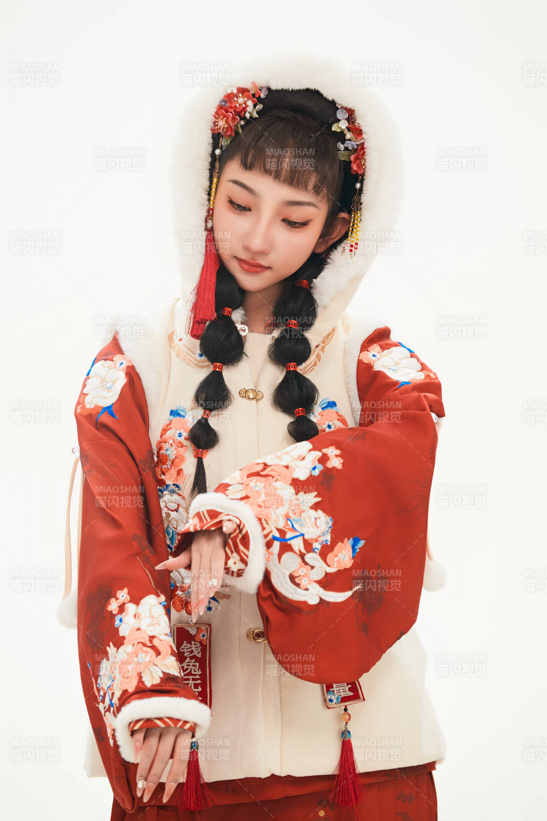 白色背景下身穿喜庆中式汉服的可爱少女图片