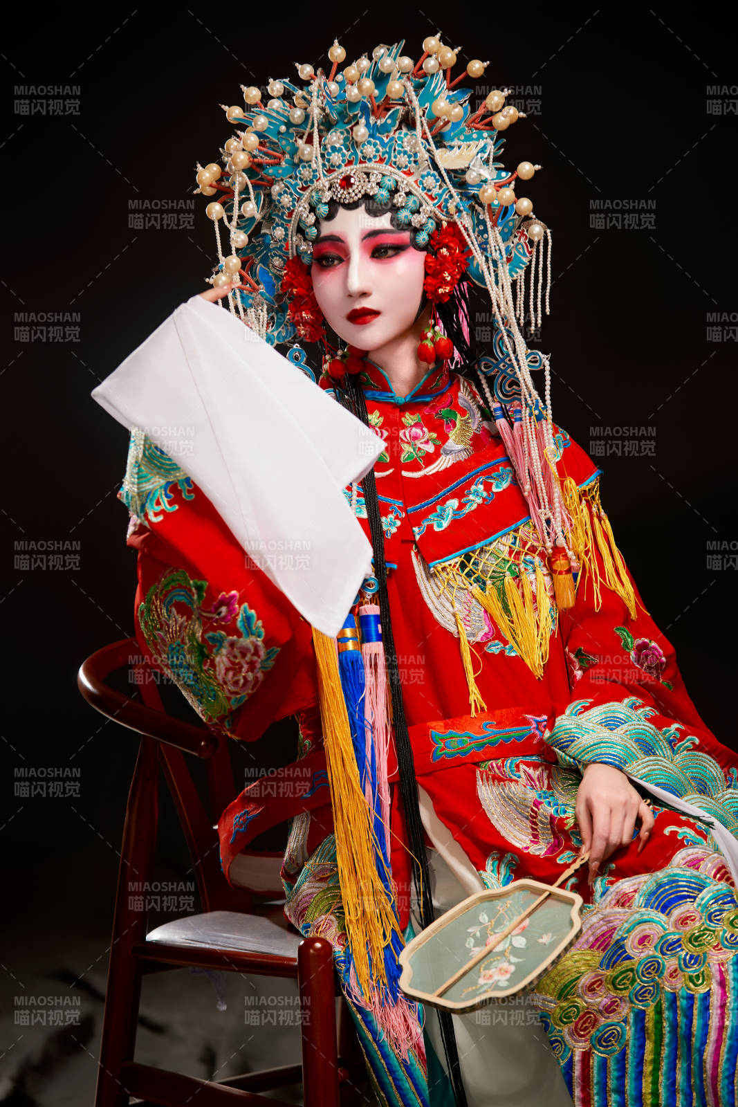 装扮国粹京剧贵妃醉酒角色形象的中国少女图片