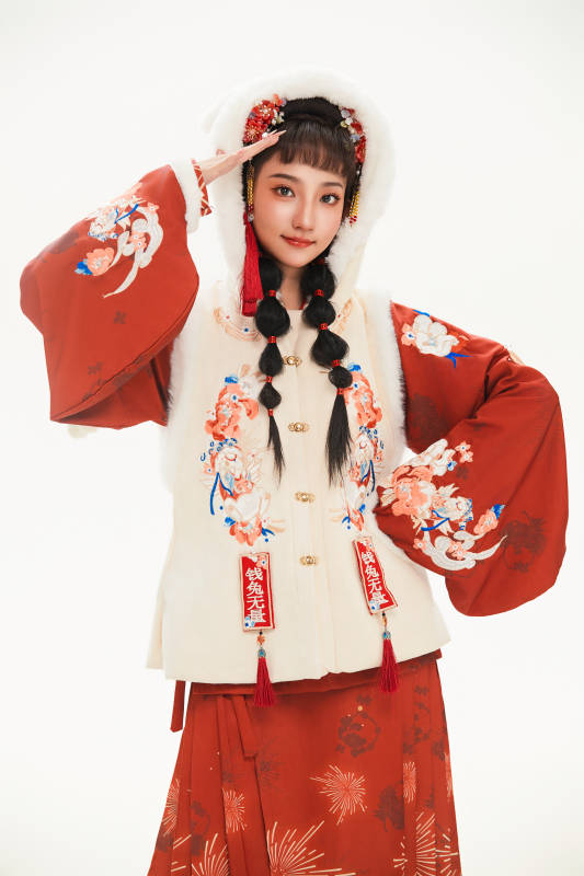 白色背景下身穿喜庆中式汉服的可爱少女图片