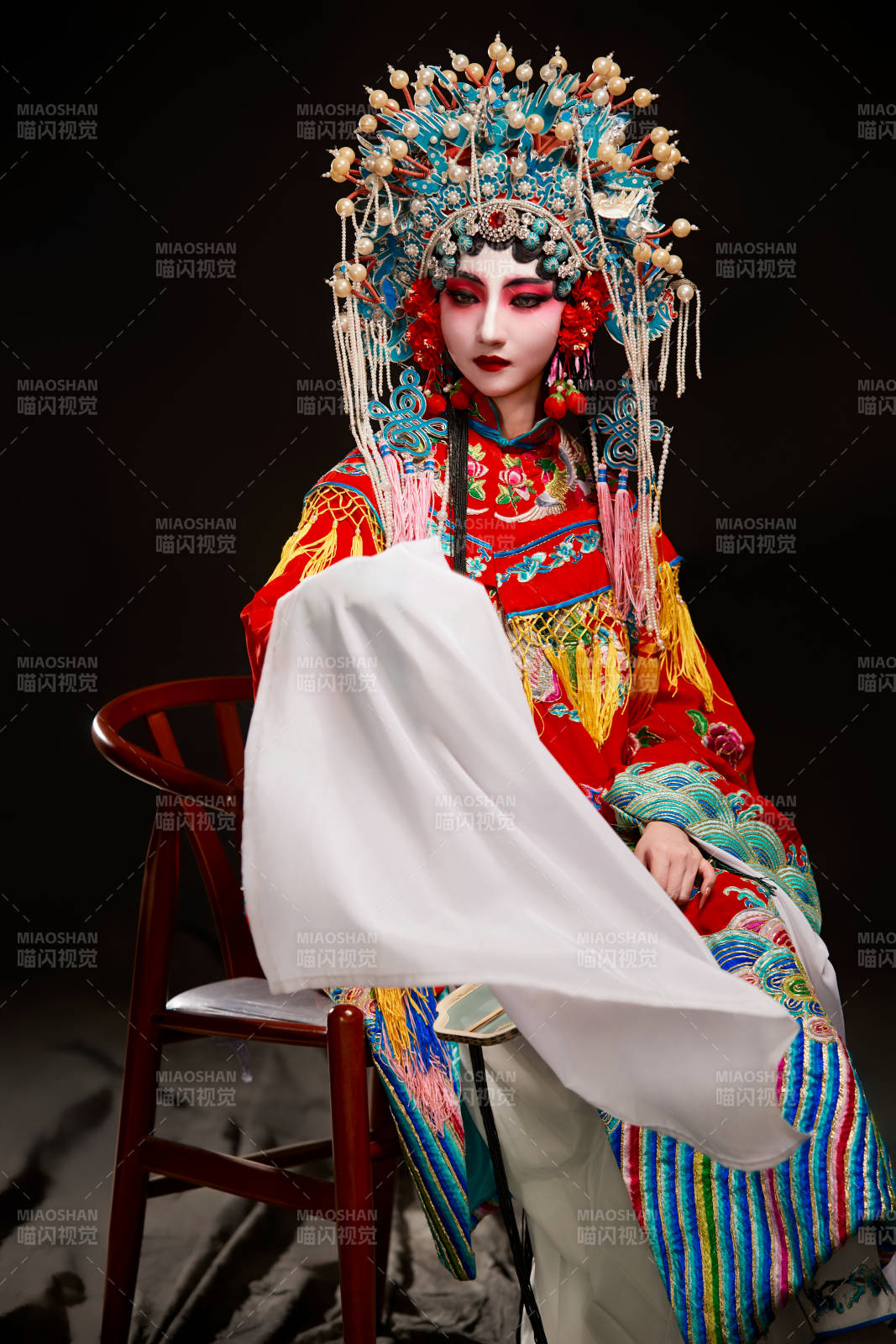 装扮国粹京剧贵妃醉酒角色形象的中国少女图片