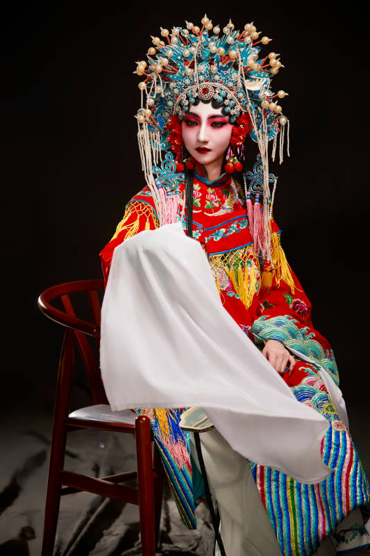 装扮国粹京剧贵妃醉酒角色形象的中国少女图片