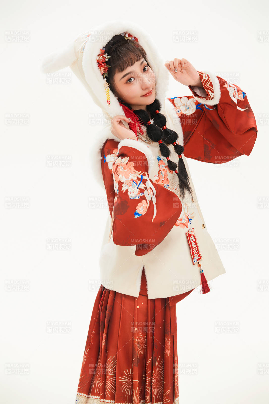 白色背景下身穿喜庆中式汉服的可爱少女图片