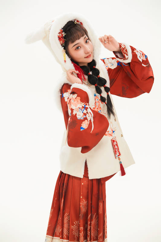 白色背景下身穿喜庆中式汉服的可爱少女图片