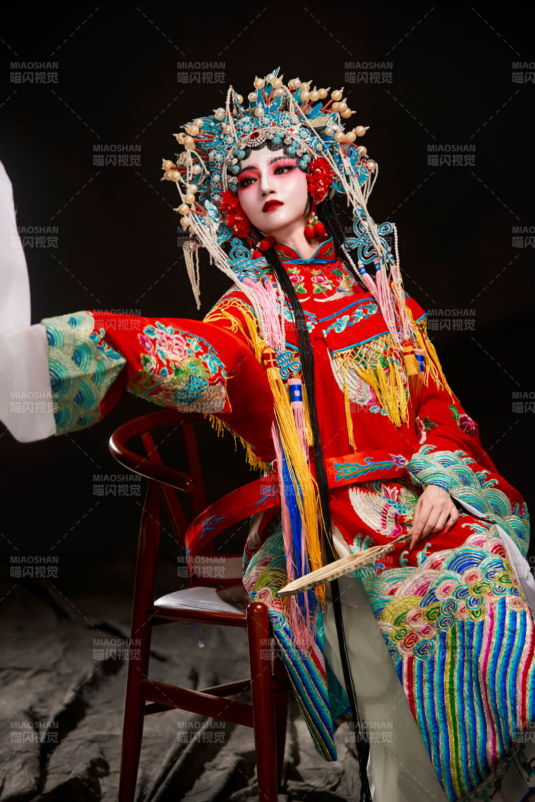 装扮国粹京剧贵妃醉酒角色形象的中国少女图片