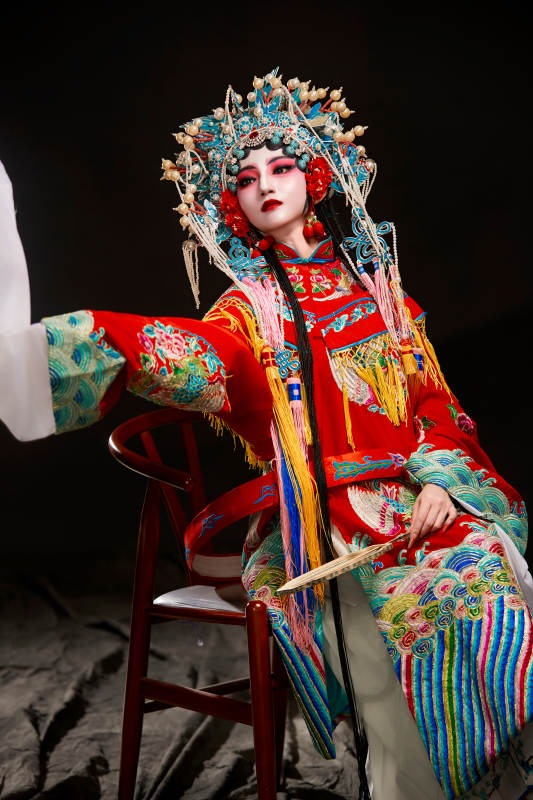 装扮国粹京剧贵妃醉酒角色形象的中国少女图片