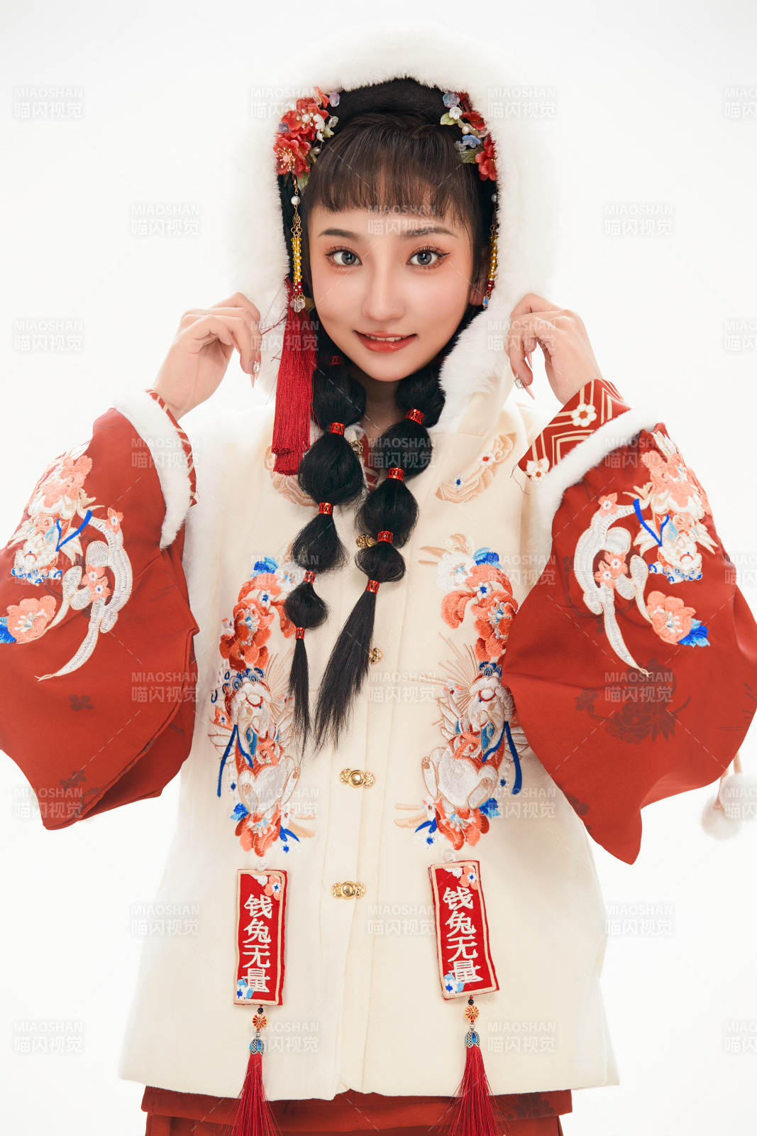 白色背景下身穿喜庆中式汉服的可爱少女图片