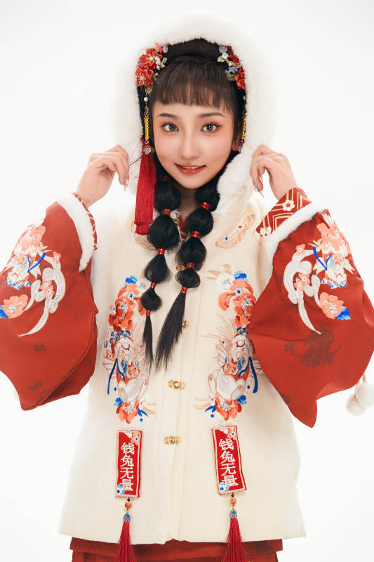 白色背景下身穿喜庆中式汉服的可爱少女图片