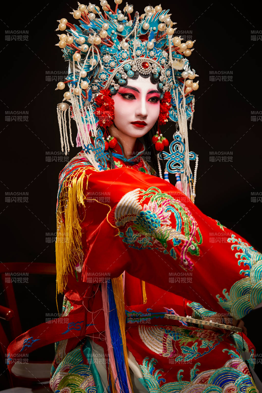 装扮国粹京剧贵妃醉酒角色形象的中国少女图片