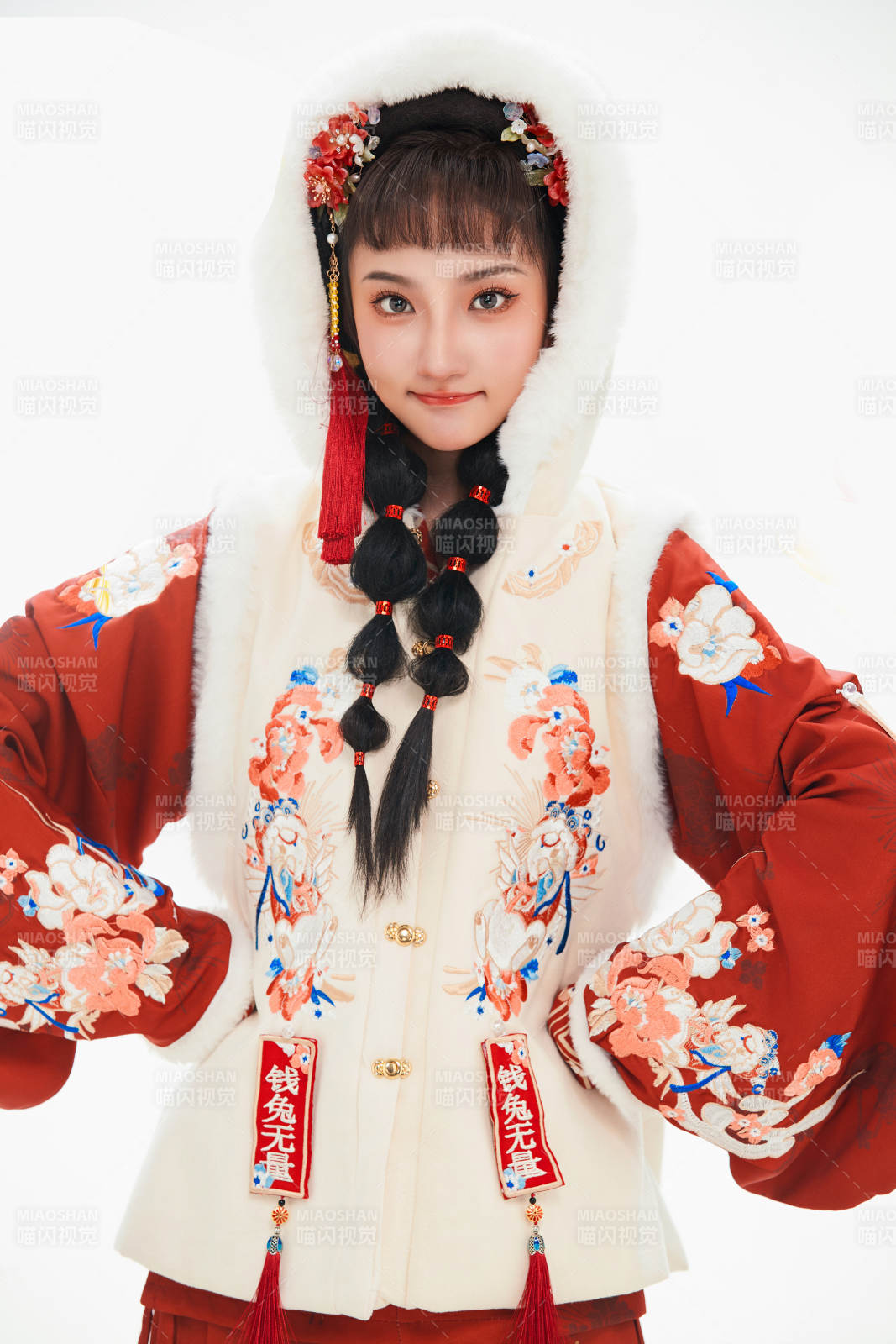 白色背景下身穿喜庆中式汉服的可爱少女图片