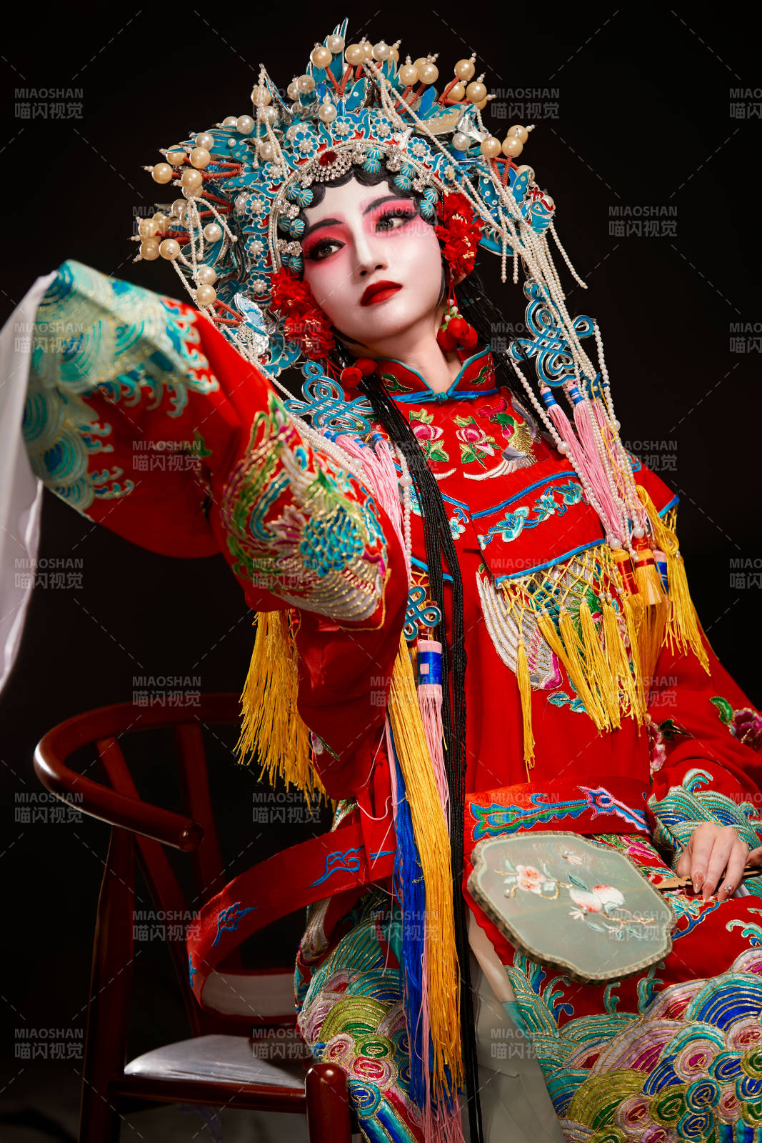 装扮国粹京剧贵妃醉酒角色形象的中国少女图片