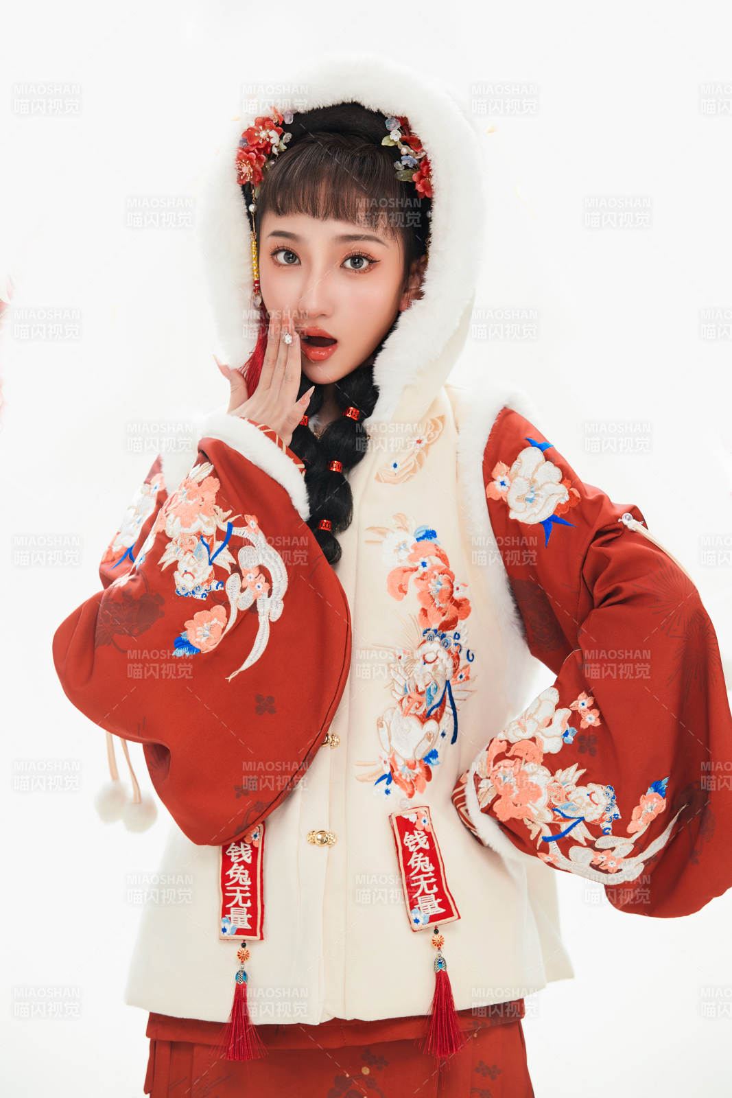 白色背景下身穿喜庆中式汉服的可爱少女图片