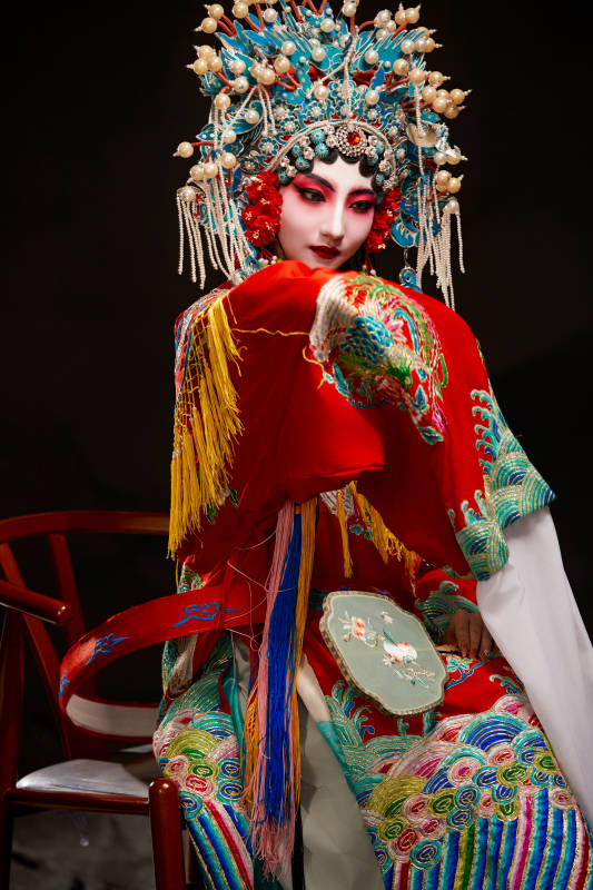 装扮国粹京剧贵妃醉酒角色形象的中国少女图片