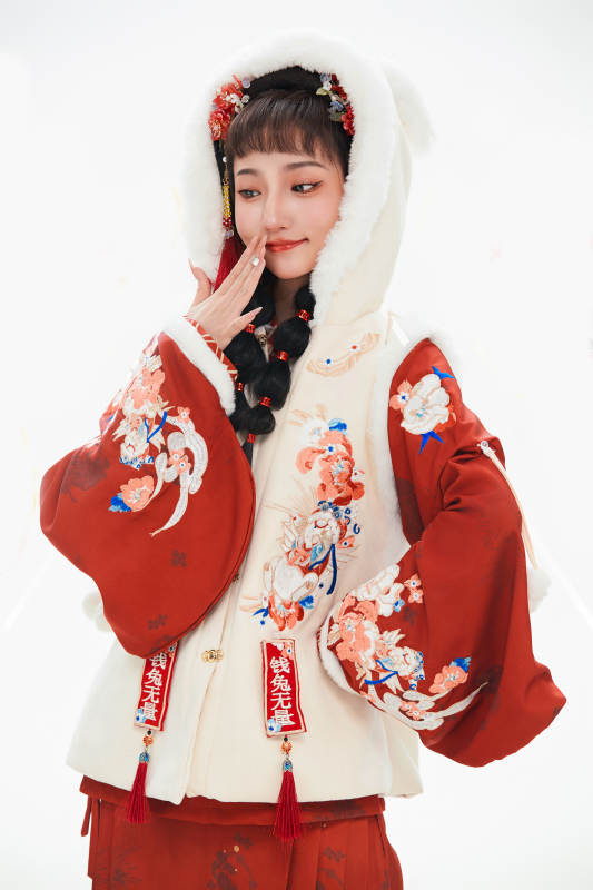 白色背景下身穿喜庆中式汉服的可爱少女图片