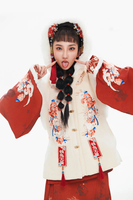 白色背景下身穿喜庆中式汉服的可爱少女图片