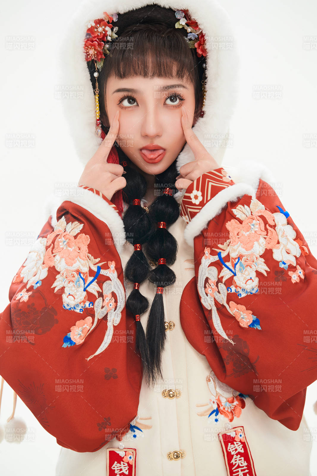 白色背景下身穿喜庆中式汉服的可爱少女图片