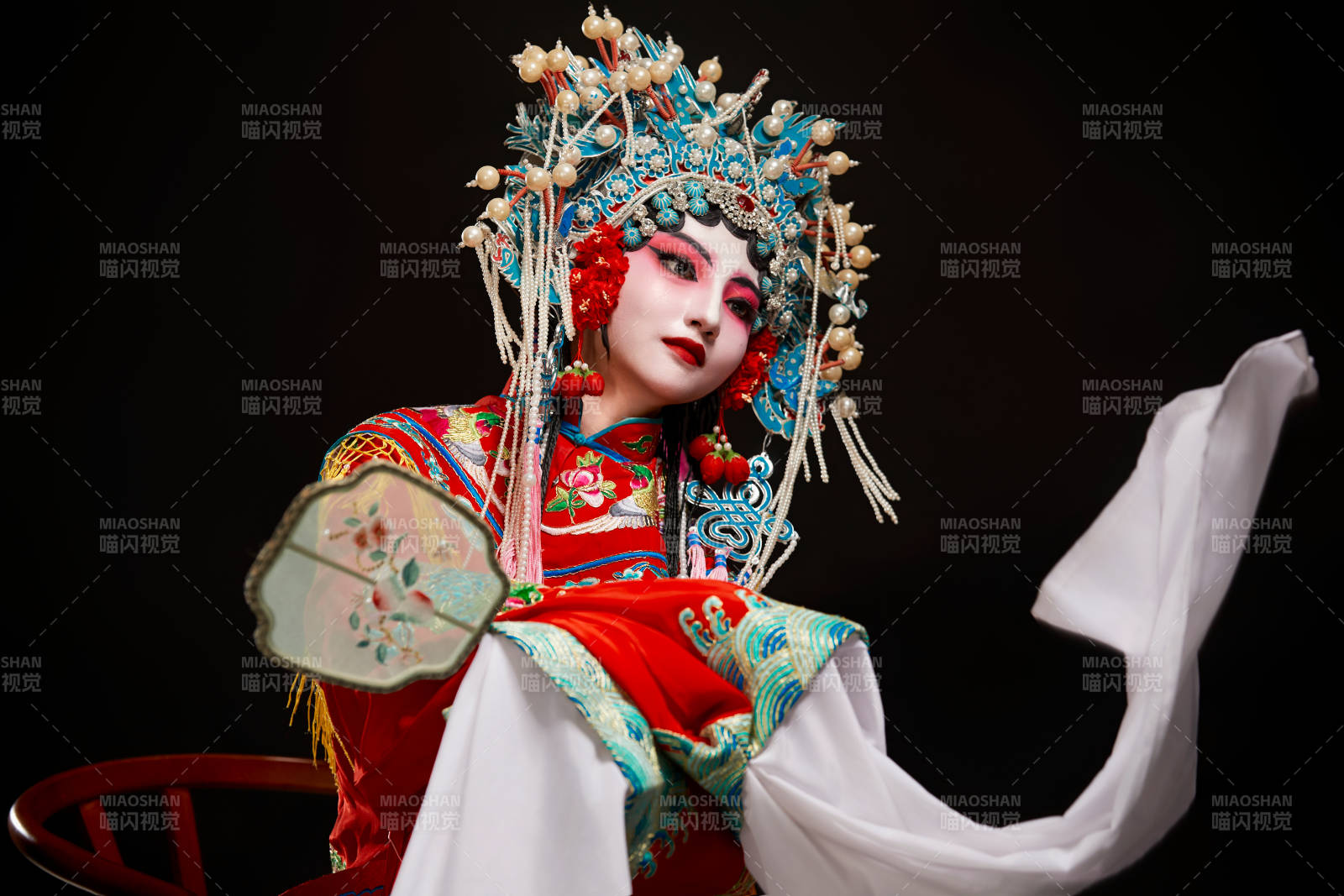 装扮国粹京剧贵妃醉酒角色形象的中国少女图片