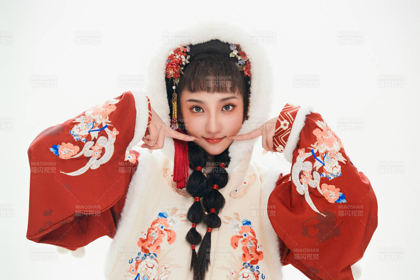 白色背景下身穿喜庆中式汉服的可爱少女图片