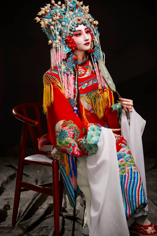 装扮国粹京剧贵妃醉酒角色形象的中国少女图片