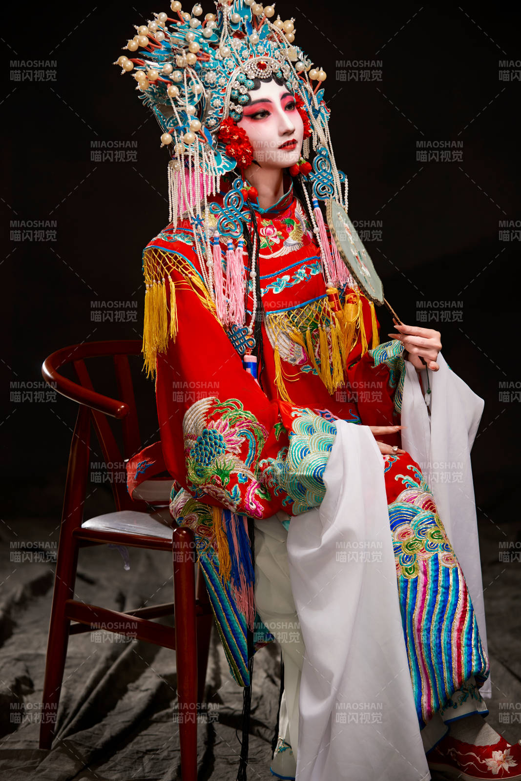 装扮国粹京剧贵妃醉酒角色形象的中国少女图片